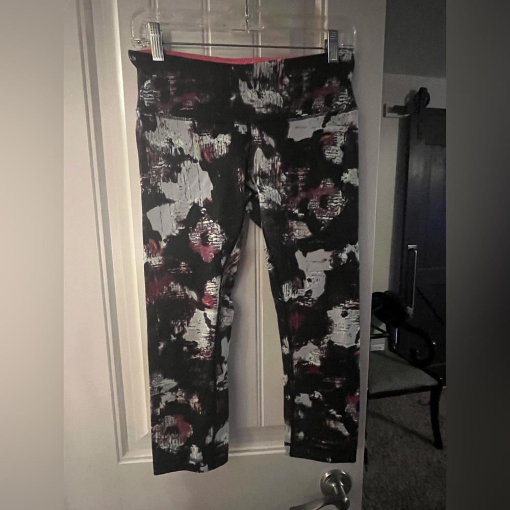 Lululemon Abstract Print Crop Leggings, size 8 - Picture 2 of 7